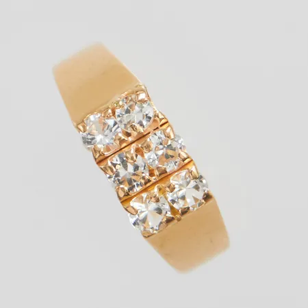 Ring med stenar stl:17½, bredd 2-6mm, 18K, bruttovikt 2,7g Vikt: 2,7 g