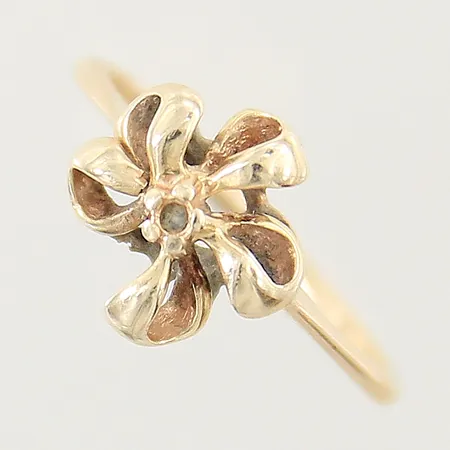 Ring med blomdekor stl:17 bredd 1,5-11mm mittensten saknas 14K Vikt: 2,6 g