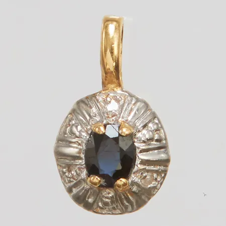 Hänge med safir samt diamanter 3 x ca 0,005ct, längd inkl ögla 1,1cm, bredd 7mm, 18K Vikt: 0,6 g