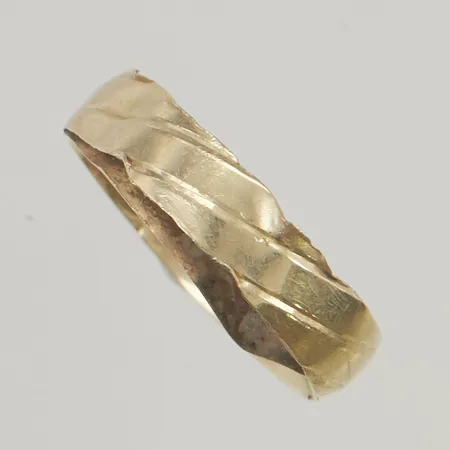 Ring med gravyr, defekt, 14K, 2,8g.
