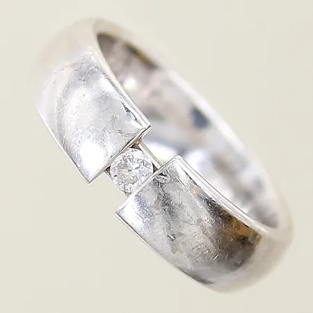 Ring med diamant 0,10ct enligt gravyr stl:17¼ bredd 6mm Schalins vitguld 18K Vikt: 10,4 g