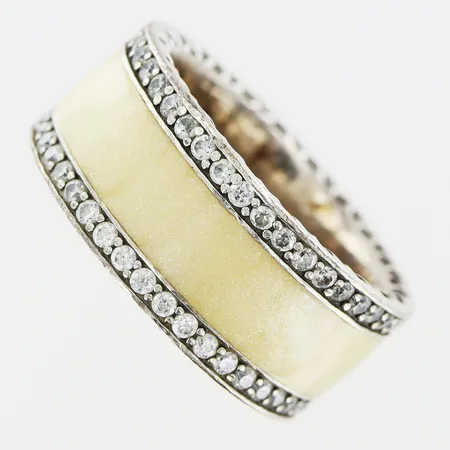 Ring Pandora stl:15¾, bredd 8,5mm, vita stenar, emalj, silver 925/1000.  Vikt: 7,6 g