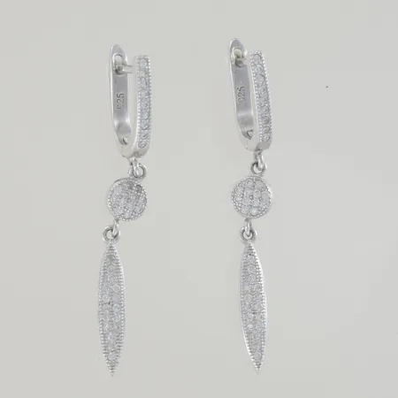 Ett par örhängen med stenar längd 4,5 cm, silver 925/1000 Vikt: 4,8 g