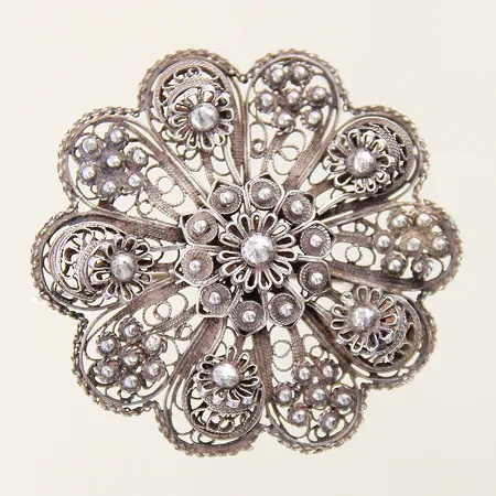 Brosch med filigranarbete Ø44mm skev nål, låsdel defekt silver 1000/1000 Vikt: 12,1 g