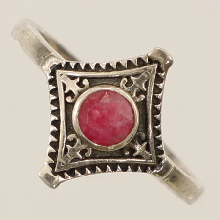 Ring med rosa sten stl:16½ bredd 1,8mm silver 925/1000 Vikt: 2 g