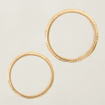 2 ringar mönstrade stl:17¾/20 bredd 3,1-3,3mm gravyr 18K Vikt: 8,6 g