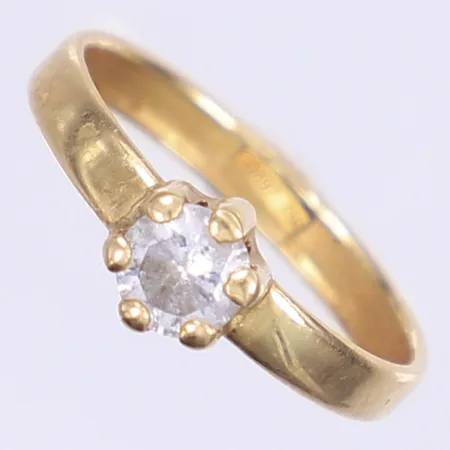 Ring med vit sten stl:16¾ bredd 3-6mm bucklig/sliten 18K Bruttovikt: 0,8g Vikt: 0,8 g