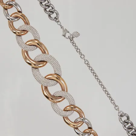 Collier Swarovski, doserad pansar med vita stenar, ställbar längd ca 40-48cm, bredd 11,3-25,3mm, vitmetall/gulmetall