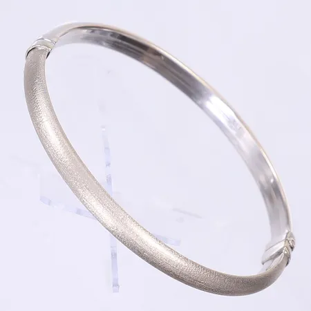 Stelt armband öppningsbart Ø63mm bredd 6mm vitguld, 18K Vikt: 12,3 g