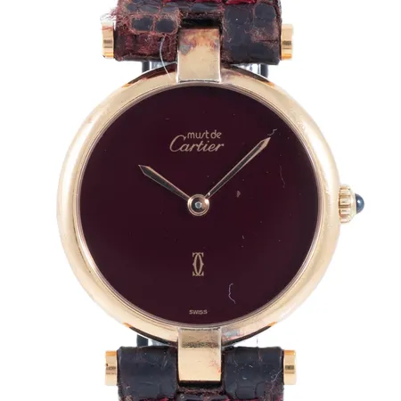 Damur Cartier Must de Cartier Vendôme guld på silver quartz Ø24mm safirglas, oxblod/röd urtavla, originalband (defekt). Uppdatering: nytt batteri 2026-10-05. Vikt: 0 g