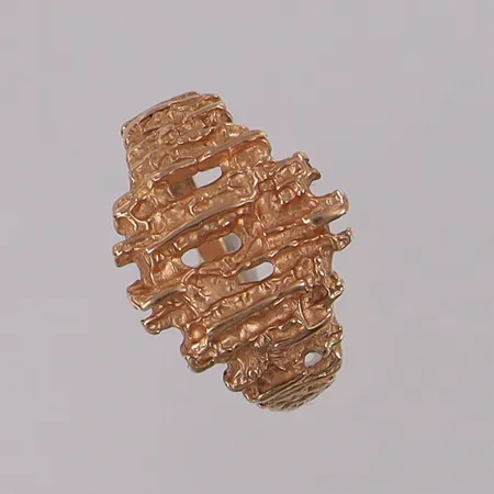 Ring mönstrad stl:17¾ bredd 1,9-13,5mm. 18K Vikt: 4 g