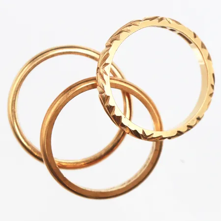 Tre ringar med gravyr, Stl:17¼-17½, 18K Vikt: 11,4 g