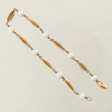 Armband med 8st odlade pärlor längd 20,5cm bredd 3-5mm saknas ögla vid lås 18K Vikt: 6,7 g