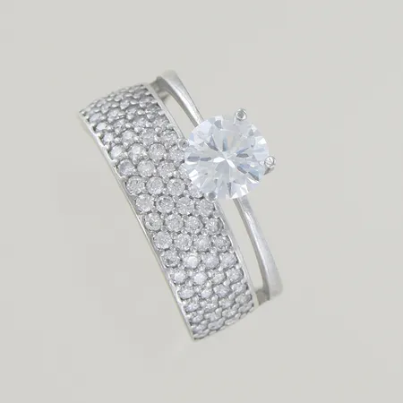 Ring med stenar stl: 19 bredd 9 mm, silver 925/1000  Vikt: 4,5 g