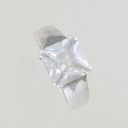 Ring med sten stl:18 bredd 10 mm, silver 925/1000  Vikt: 7 g
