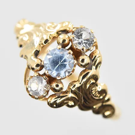 Ring med blå sten och vita stenar stl:19¼, bredd 2-12 mm, 18K. Vikt: 2,1 g