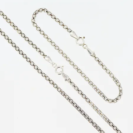 Collier X-länk längd 45cm, bredd 2,5mm, armband X-länk längd 18,5cm, bredd 2,5mm, brott samt skevheter på länkarna, silver 925/1000. Vikt: 7,4 g