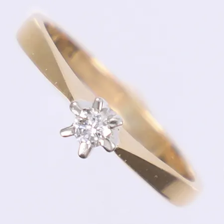 Ring med diamant 1x ca 0,10ct stl:17½, bredd 2-4mm, svenska stämplar, visst bruksslitage, 18K Vikt: 2,9 g
