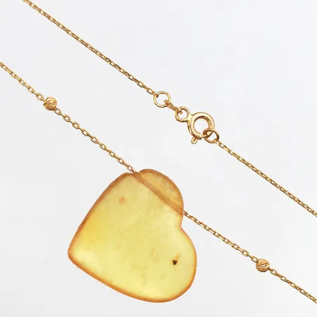 Collier, 21k i kedjan, hänget (slitet) i gjutmassa, längd ca 44 cm, kedjans vikt uppskattningsvis ca 1.8 gram. Vikt: 1,8 g