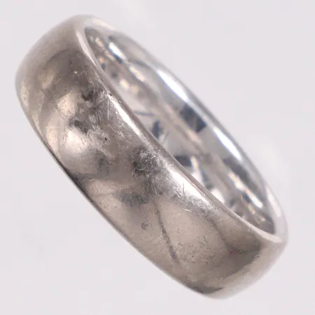 Ring slät stl:20¼ gravyr vitguld 18K Vikt: 14 g