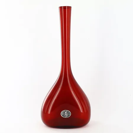 Vas i rött glas, möjligen Monica Bratt, osignerad, höjd 24cm, etikettmärkt Swedish Art Glass