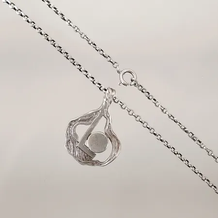 Kedja med hänge Ishocket-VM 1981 av Olle Ohlsson kedjans längd 51cm hänget är 31x23mm Vikt: 10 g