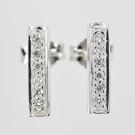 Örhängen med diamanter 2x0,06ct längd 12 mm, bredd 2 mm, vitguld, 18K. Vikt: 1,7 g