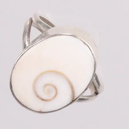 Ring med snäcka "Shivas öga" stl:18 silver 925/1000 Vikt: 4,4 g