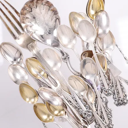 Blandade silverbestick  och delar från bestick silver 800/1000   Vikt: 485 g