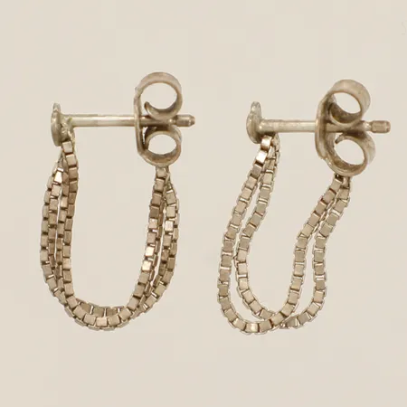 Ett par örhängen längd 19,0mm bredd 3,4mm silver 830/1000 Vikt: 1,4 g