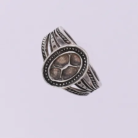 Ring mönstrad stl:18, bredd 3,8-14,5mm, detaljer i oxiderat silver, silver 925/1000. Vikt: 5,7 g