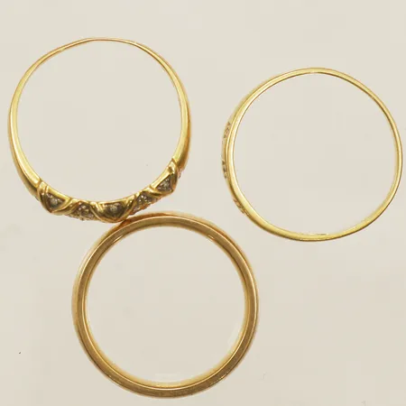 Tre ringar med vita stenar en ring slät skeva och gravyrer 18K Vikt: 12,4 g