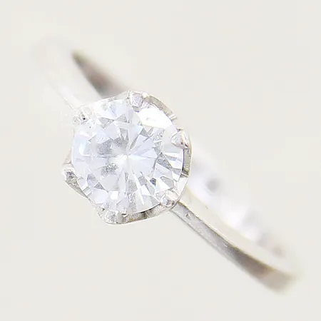 Ring med vit sten stl:19 bredd 2,2-7,7mm GHA silver 925/1000 Vikt: 3,6 g