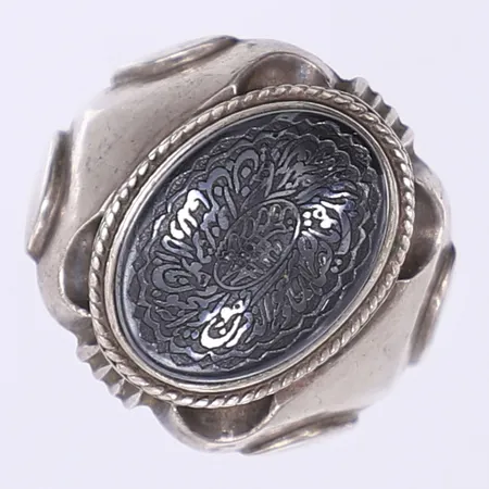 Ring med dekorerad grå sten stl:20 bredd 6-20mm möjligen lagad invändigt ostämplat silver Vikt: 19,8 g