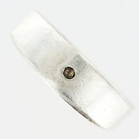 Ring stl:18, bredd 3-7mm, sten skevt infattad, silver 925/1000 Vikt: 6,1 g