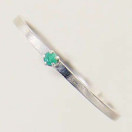Ring med grön sten stl:17½ bredd 1,2-2mm otydliga stämplar 14K Vikt: 1,5 g