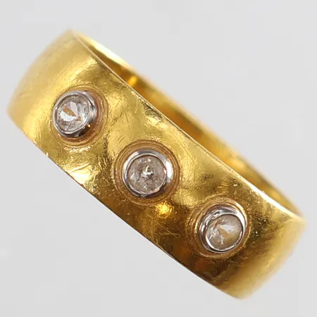 Ring med vita stenar stl:15½ bredd 6mm skev gravyr 23K.  Vikt: 5 g