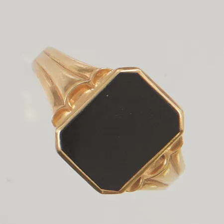 Klackring med Onyx, stl20¾, bredd:2,6-14,6mm, 18K 5,1g.