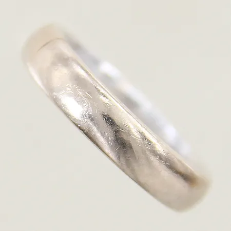Ring slät stl:19½ bredd 4,9mm vitguld, spår av lagning 18K Vikt: 11 g