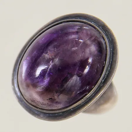 Ring med ametist stl:18¾ bredd 3,3-24mm repig sten samt skena silver 830/1000 Vikt: 11,9 g
