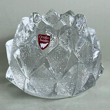 Ljuslykta Kotte av Berit Johansson från Orrefors höjd 6,5cm, etikettmärkt Skickas med paket.