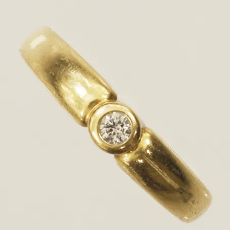 Ring med diamant 0,10ct enligt gravyr stl:19 bredd 2,1mm 18K Vikt: 3 g
