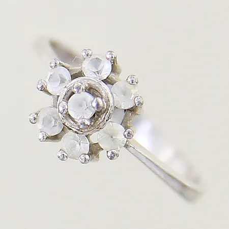 Ring med vita stenar stl:16¾ bredd 2,1-8,6mm silver 835/1000 Vikt: 1,6 g