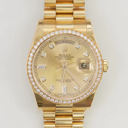 Herrur Rolex Day-Date Chronometer 18K, ref:118348, srn:7CL47416, cal:3155, verknr:X42J0059, boettnr:2098, automatisk, diamantkrans med diamantindex, safirglas med en mindre repa, presidentlänk, länkref:83208-Z6S/2HH, 18K, bruttovikt:172,1g, box, värderingsintyg från Kaplans daterat 2022-08-16