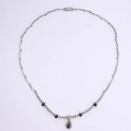 Collier med diamanter tot ca 0,43ct och troligen safirer längd 42cm bredd ca 2-20mm en diamant saknas vitguld 18K Vikt: 21,4 g