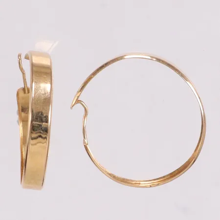 Ett par örhängen Creoler Ø2,9cm bredd 4,6mm, något ojämna, 18K Vikt: 2,2 g