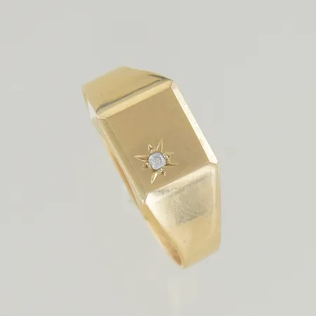 Ring med sten stl 20½ bredd 8,7 mm, 18K Vikt: 5,1 g