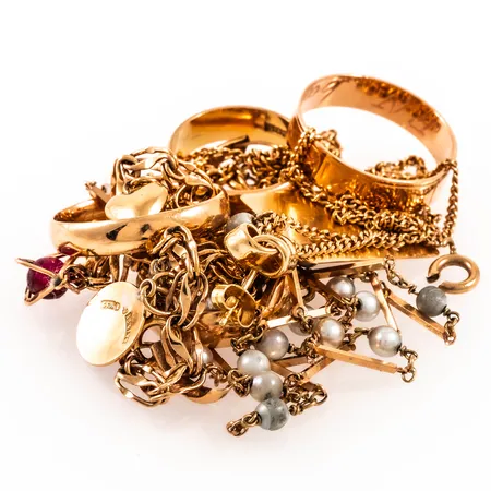 Diverse defekt/graverat guld 18K bruttovikt: 48,0g.