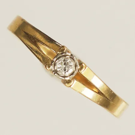 Ring med diamant 0,03ct enligt gravyr stl:18¾ bredd 3,7mm fattning i vitguld 18K Vikt: 1,8 g