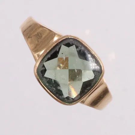 Ring stl:23 grön sten ojämn i skenan 18k Vikt: 4,8 g